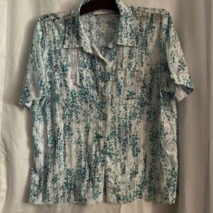 Diapers & Damins floral top.   Spilts on sides.  Buttons on sleeves